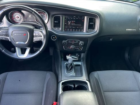 Used 2017 Dodge Charger SXT image 3