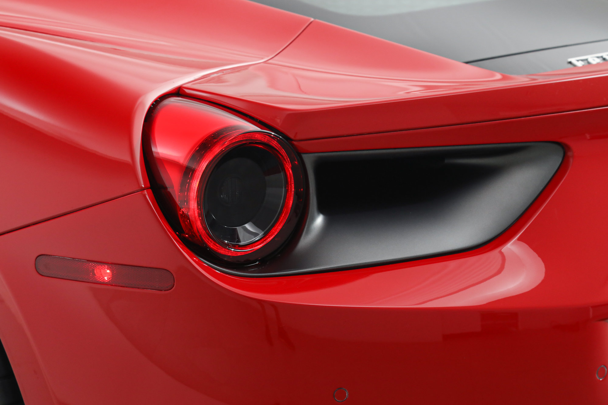 Used 2018 Ferrari 488 GTB RWD image 17