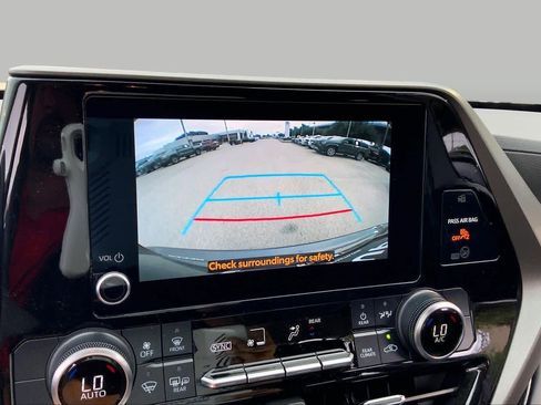 Used 2024 Toyota Highlander LE FWD image 26