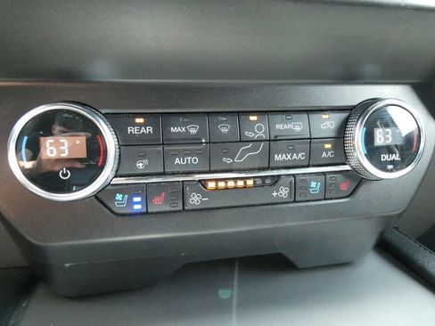 Used 2020 Ford Expedition XLT w/ Equipment Group 202A AWD/4WD image 31