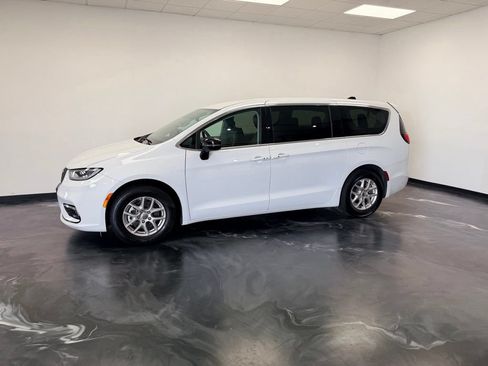 Used 2024 Chrysler Pacifica Touring-L FWD image 22