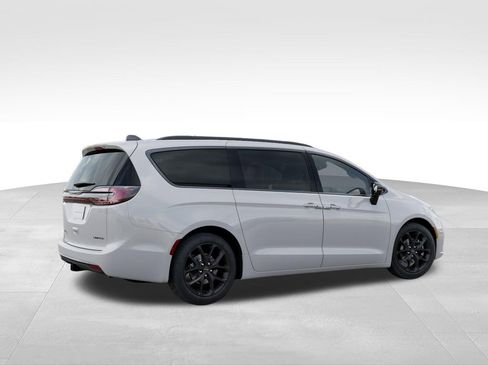 New 2026 Chrysler Pacifica Limited w/ Uconnect Theater Family Group image 4