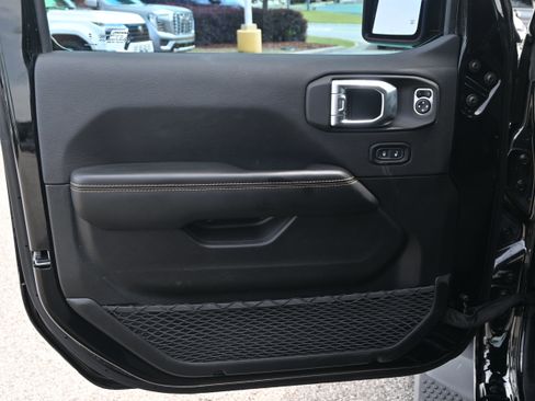 Used 2025 Jeep Wrangler Unlimited Sahara AWD/4WD image 14