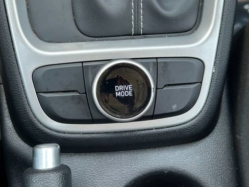Used 2025 Hyundai Venue SEL FWD image 24