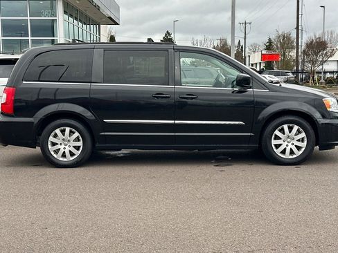 Used 2016 Chrysler Town & Country Touring FWD image 3