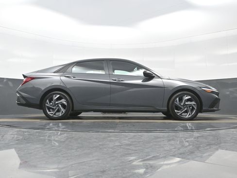 Certified 2025 Hyundai Elantra SEL image 30