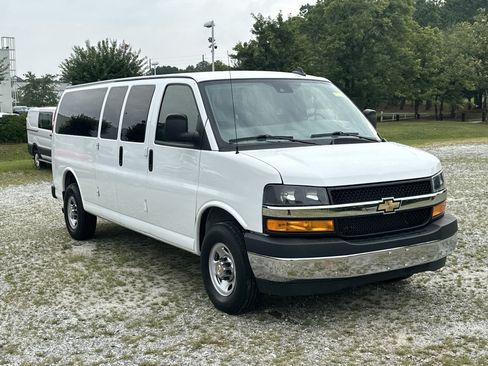 Used 2024 Chevrolet Express 3500 LT w/ LT Preferred Equipment Group RWD image 3