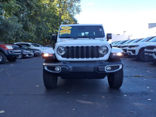 Certified 2025 Jeep Gladiator Sport w/ Premium Package AWD/4WD image 2