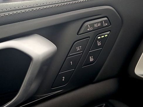 Used 2025 BMW X7 xDrive40i w/ Executive Package image 28