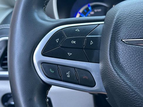 Used 2023 Chrysler Pacifica Touring-L FWD image 28