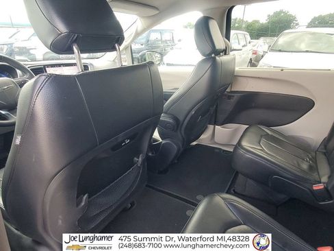 Used 2022 Chrysler Pacifica Touring-L FWD image 21