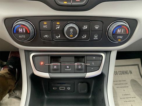 Used 2024 GMC Terrain SLT image 24