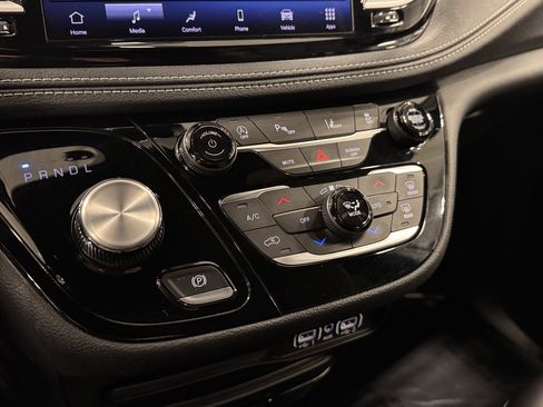 Used 2023 Chrysler Pacifica Touring-L w/ S Appearance Package image 8
