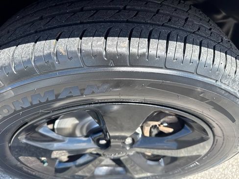 Used 2021 Jeep Cherokee Latitude Plus AWD/4WD image 25