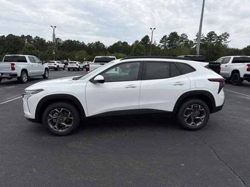 New 2026 Chevrolet Trax LT w/ LT Convenience Package FWD image 8