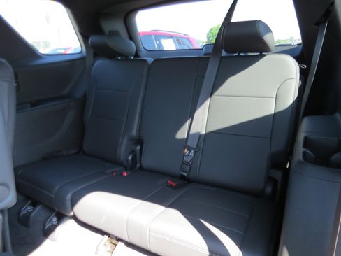 Used 2023 Chevrolet Traverse LT w/ LT Premium Package FWD image 12