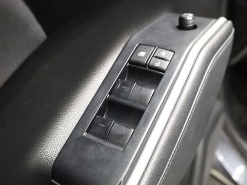 Used 2023 Toyota Highlander LE image 17