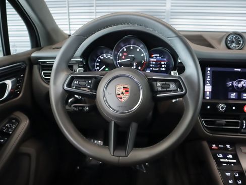 Used 2025 Porsche Macan image 15