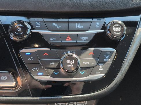 Used 2025 Chrysler Pacifica Select image 22