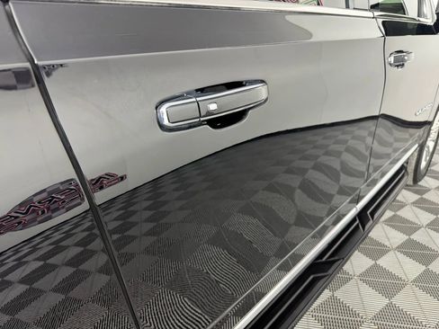 Used 2022 GMC Yukon XL SLT image 32