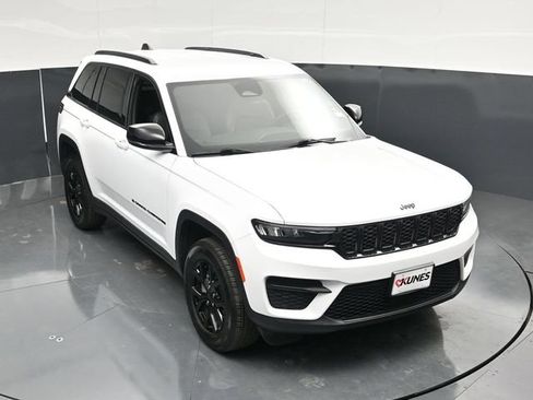 Used 2025 Jeep Grand Cherokee Altitude AWD/4WD image 46