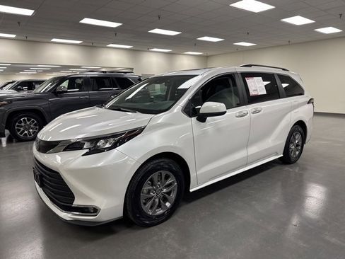 Used 2024 Toyota Sienna XLE image 3