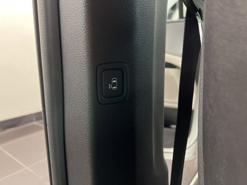 Used 2023 Kia Carnival LX image 31