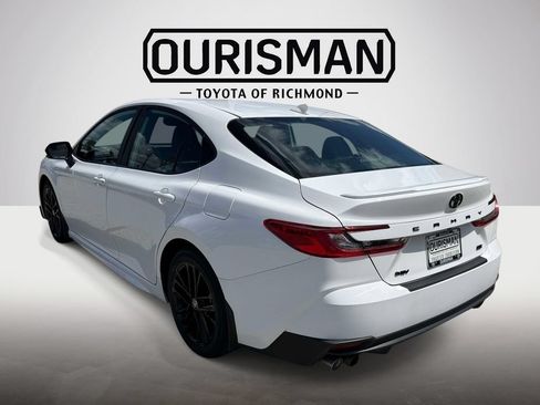 Used 2025 Toyota Camry SE w/ Convenience Package FWD image 5