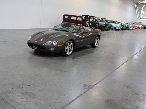 Used 2001 Jaguar XK8 Convertible image 11