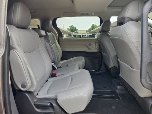 Used 2022 Toyota Sienna XLE FWD image 24