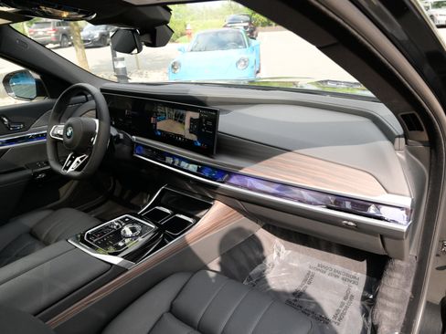 Used 2025 BMW 760i xDrive w/ Autobahn Package AWD/4WD image 52