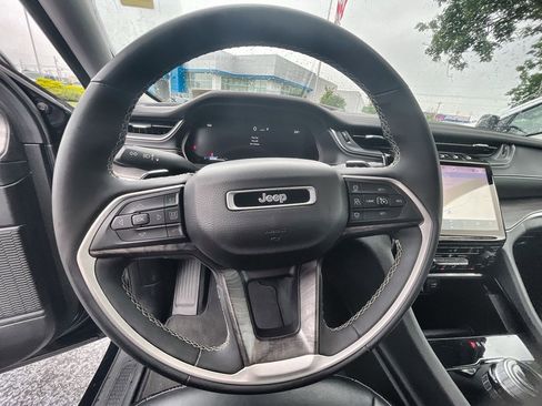 Used 2023 Jeep Grand Cherokee Limited w/ Black Appearance Package RWD image 11