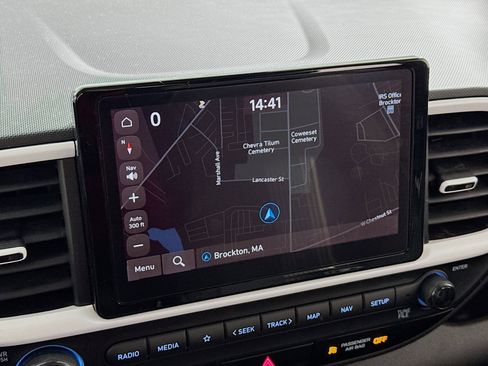 Used 2023 Hyundai Venue Limited image 2