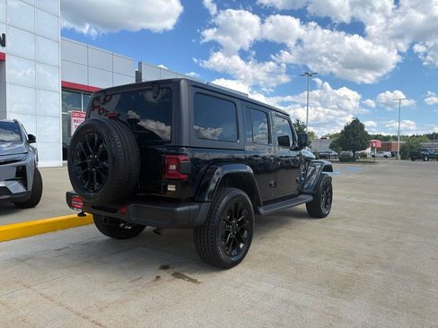 Used 2021 Jeep Wrangler Unlimited Sahara w/ Cold Weather Group AWD/4WD image 9