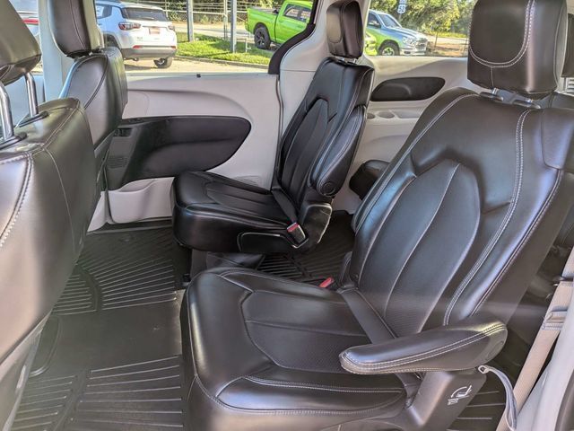 Used 2023 Chrysler Pacifica Touring-L FWD image 15