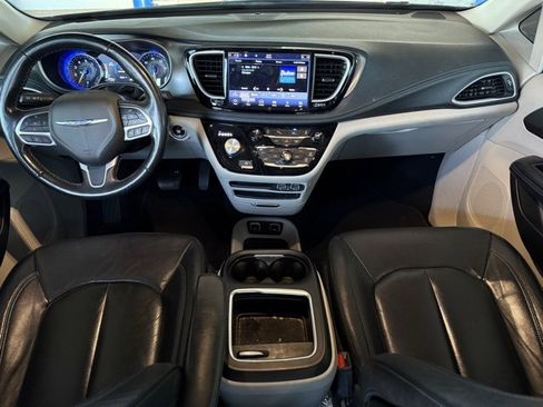 Used 2021 Chrysler Pacifica Touring-L image 16