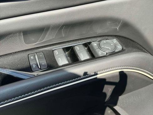 Used 2024 Cadillac Escalade ESV Premium Luxury Platinum image 17