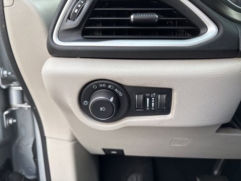 Used 2024 Chrysler Pacifica Touring-L image 21