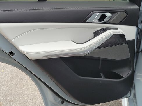 Used 2024 BMW X5 xDrive40i w/ M Sport Package image 11