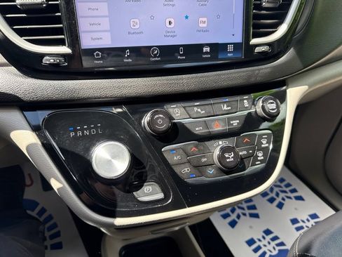 Used 2024 Chrysler Pacifica Touring-L FWD image 31