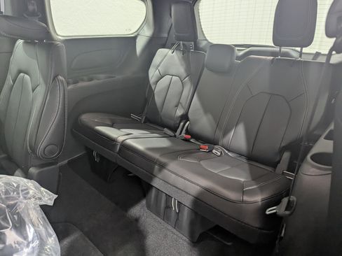 New 2026 Chrysler Pacifica Select image 14