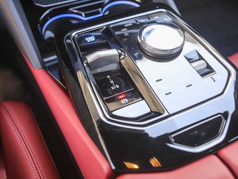 Used 2025 BMW i5 eDrive40i w/ M Sport Package image 16