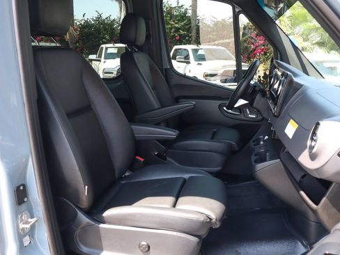 Used 2025 Mercedes-Benz Sprinter 2500 image 43
