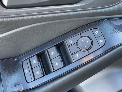 Used 2025 Nissan Rogue S image 15