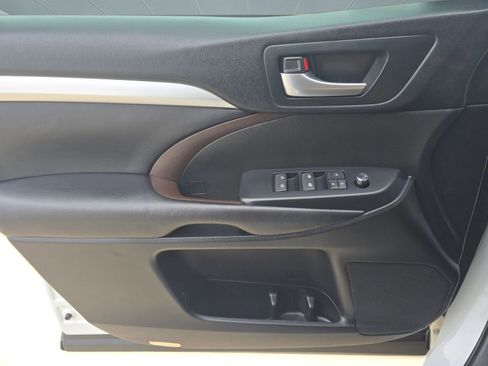 Used 2018 Toyota Highlander XLE image 11