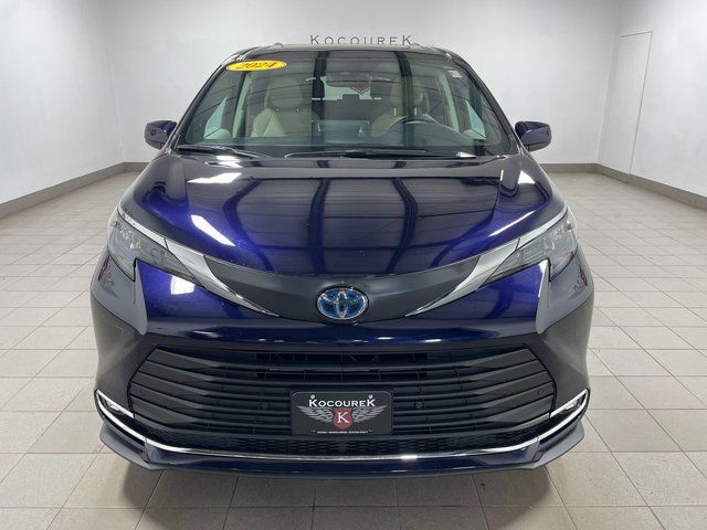 Used 2024 Toyota Sienna XLE w/ XLE Plus Package AWD/4WD image 2