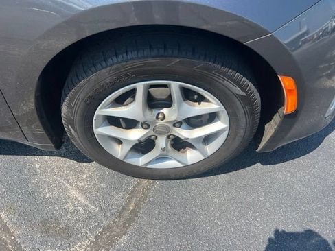 Used 2017 Chrysler Pacifica Touring Plus w/ Tire & Wheel Group FWD image 11