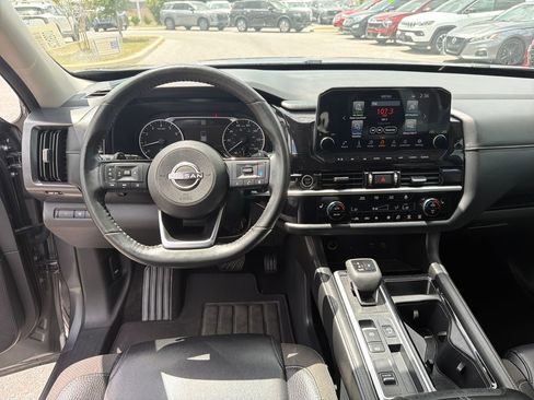 Used 2024 Nissan Pathfinder SL w/ Lighting Package (N92) FWD image 28