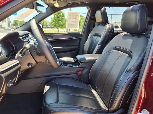 Used 2025 Jeep Grand Cherokee L Limited w/ Luxury Tech Group II AWD/4WD image 18