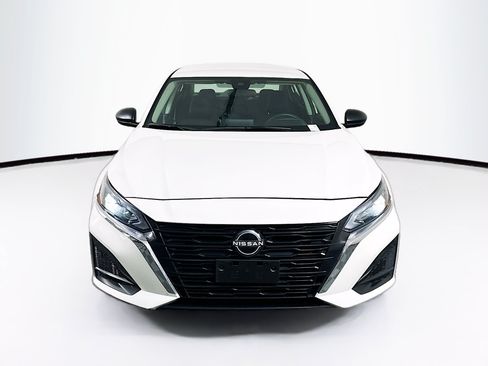 Used 2025 Nissan Altima 2.5 SV FWD image 2